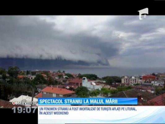 Fenomen straniu, imortalizat de turiștii aflați pe litoral