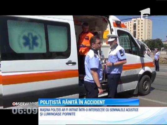 O maşină de poliţie aflată în misiune, oprită violent într-o intersecţie din Iaşi. O tânără agentă a ajuns la spital