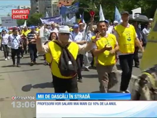 5.000 de sindicalişti din educaţie protestează în Capitală. Manifestanţii au plecat în marş spre Palatul Cotroceni