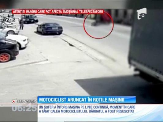 Imagini şocante! Un motociclist a fost accidentat grav, după ce s-a lovit de o maşină care a întors neregulamentar