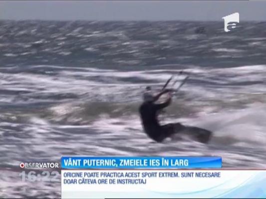 Vântul puternic îi îndepărtează pe turişti, nu și pe iubitorii de kitesurfing