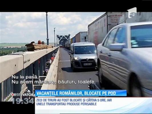 Podul Prieteniei, în continuare în reparaţii. Turiştii aşteaptă şi câte patru ore pentru a trece frontiera