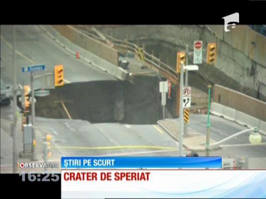 Crater uriaş în mijlocul străzii