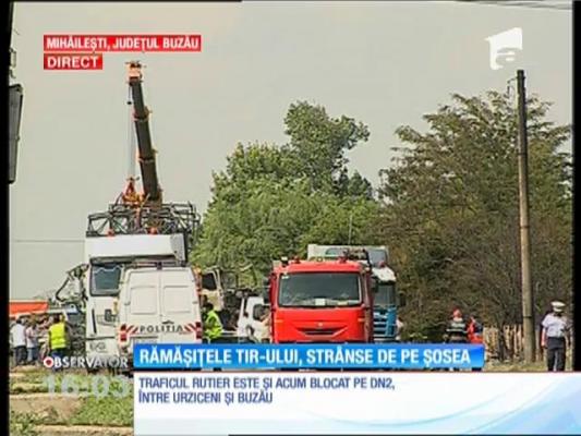 Rămășițele TIR-ului plin 800 de butelii care au explodat, strânse de pe șosea