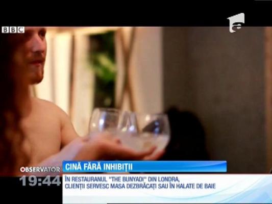 Localul unde oaspeţii sunt sumar sau deloc îmbrăcaţi