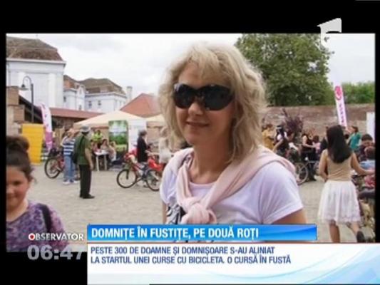 Peste 300 de femei, în fustă, s-au aliniat la startul unei curse cu bicicleta