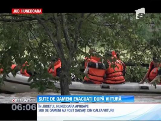 Sute de oameni evacuați după viitură. Oamenii au fugit din calea apelor doar cu ce au avut pe ei