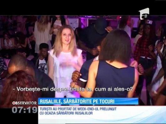 Rusaliile sunt sărbătorite pe tocuri, iar pelerinajul deja a început