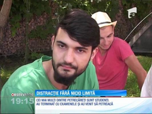 Tinerii frumoşi şi liberi petrec zile de neuitat în Vama Veche. Unii însă au cam exagerat cu distracţia
