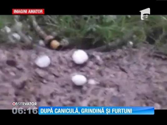 Grindina a înspăimântat jumătate de ţară. Bucăţi mari de gheaţă au căzut din nori şi au distrus recolte şi gospodării întregi