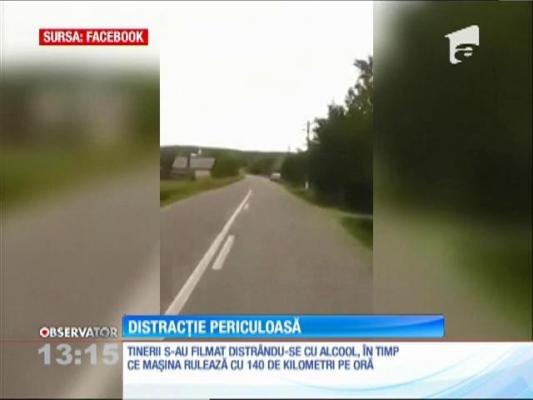 Mai mulţi tineri s-au filmat în timp ce rulau cu 140 de kilometri pe oră, într-un sat de lângă Dej