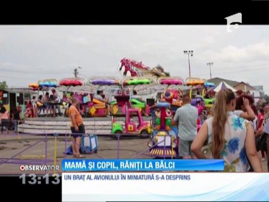 O femeie şi fiul ei au căzut de la trei metri înălţime, după ce un avion în miniatură s-a desprins dintr-o tiribombă