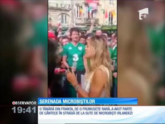 O tânără din Franța a avut parte de cântece în stradă de la sute de microbiști irlandezi