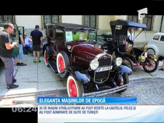 30 de maşini de epocă şi-au spus poveştile pe terasa Castelului Peleş