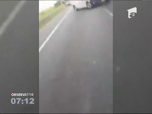 Doi bărbaţi au fost la un pas de un final violent, după ce s-au răsturnat cu maşina pe autostrada A1