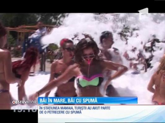 Petrecere cu spumă pentru turiştii aflaţi în staţiunea Mamaia