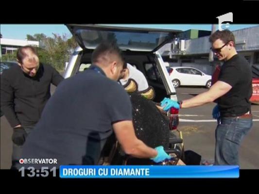 Droguri ascunse într-o statuie încrustată în diamante