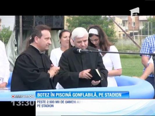 Botez într-o piscină gonflabilă, pe stadionul din oraş!