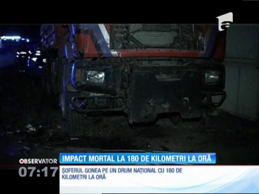 Accident îngrozitor pe un drum din Bistriţa-Năsăud. Doi tineri au murit după ce au intrat cu maşina în trei TIR-uri oprite într-o parcare