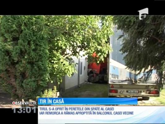 O familie din judeţul Bistriţa Năsăud a fost la un pas de moarte, după ce un TIR de zeci de tone a ajuns cu cabina în casa în care oamenii dormeau