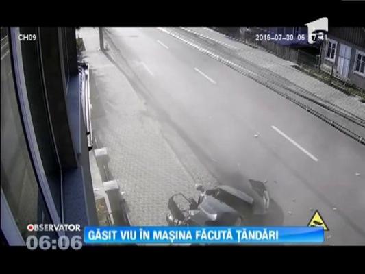 Accident teribil surprins pe camere în Câmpulung Moldovenesc! O maşina a fost spulberată de un autotren