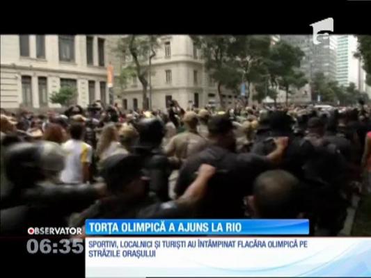 Torţa olimpică a ajuns la Rio de Janeiro. Momentul a fost marcat de incidente violente între poliţişti şi protestatari