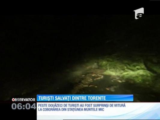 Momente tensionate pentru 21 de oameni, în vacanţă pe Muntele Mic. Au rămas captivi cu copiii în maşini, după ce un torent violent a blocat drumul