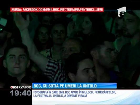 Emil Boc, cu soția pe umeri la festivalul Untold