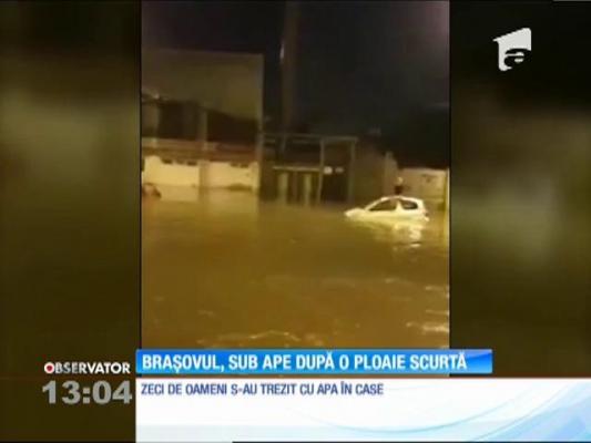 O ploaie de jumătate de oră a transformat străzile Braşovului în canale navigabile