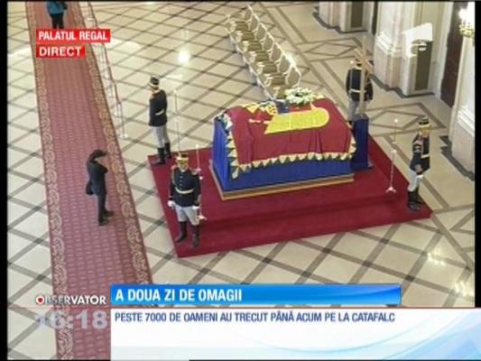 SCANDAL lângă sicriul Reginei Ana. Omul care l-a împroşcat cu cerneală pe Emil Constantinescu o comite din nou