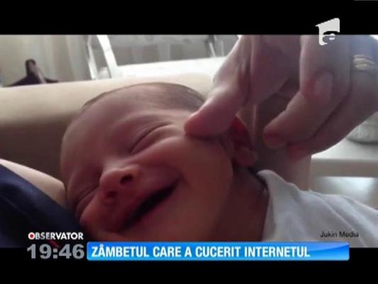 Un bebeluş cucereşte internetul cu zâmbetul lui angelic