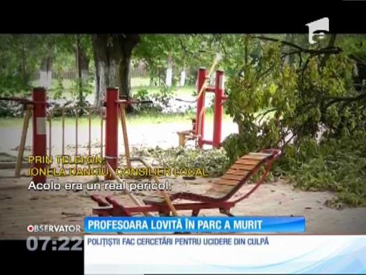 Profesoara de limba engleză lovită de crengile unui copac a murit