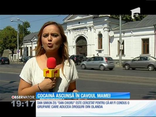 Un celebru interlop din Bucureşti a găsit soluţia de dosit droguri - până să le vândă în cluburile din oraş, a ascuns 5 sute de grame de cocaină în cavoul mamei din Cimitirul Bellu