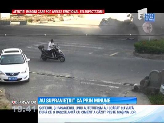 Un şofer din China a supravieţuit ca prin minune după ce maşina în care se afla a fost spulberată de un camion
