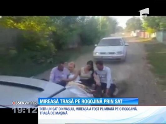 O nuntă din Vaslui a devenit virală pe Internet! Mirele şi mireasa s-au plimbat prin sat pe o rogojină, traşi de maşină