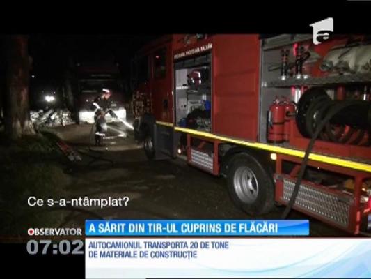 Un şofer a sărit în ultima clipă din cabina unui TIR cuprins de flăcări, pe un drum din judeţul Brăila