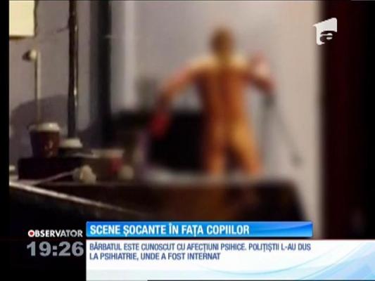 Scene șocante în fața copiilor. Un bărbat s-a dezbrăcat complet!