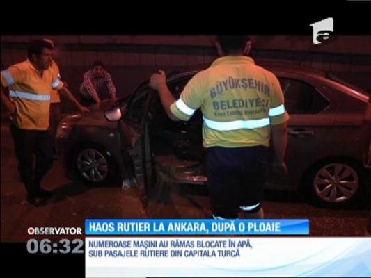 Zeci de maşini au rămas blocate în pasajele rutiere din Ankara, în urma unei ploi violente urmată, extrem de rapid, de inundaţii