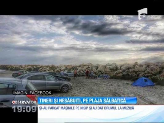 Imagini revoltătoare pe plaja de la Corbu. Mai mulţi tineri au intrat cu maşinile pe nisip, au scos sticlele de băutură şi au încins focul