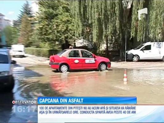 O conductă de apă spartă, capcana din asfalt