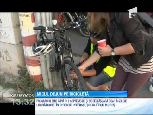 Bicicliştii care au trecutb în această dimineaţă printr-o intersecţie din Tîrgu Mureş au avut o surpriză foarte mare. Au primit micul dejun gratuit