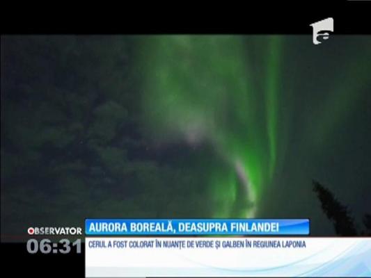 Aurora boreală, deasupra Finlandei. Cerul a fost colorat în nuanţe de verde şi galben