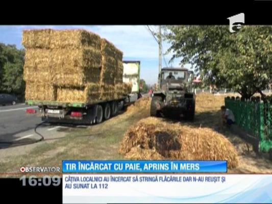 Un autotren cu remorca încărcată cu baloţi de paie a luat foc in trafic, pe un drum naţional din judeţul Neamţ