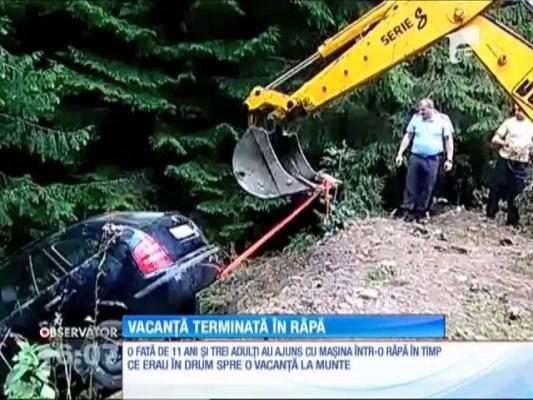 O copilă de 11 ani şi trei adulţi au ajuns cu maşina într-o râpă