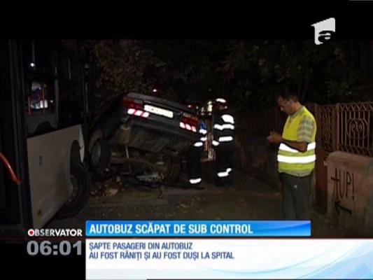 Un autobuz RATB a lovit violent două maşini parcate. Şapte călători au fost răniţi