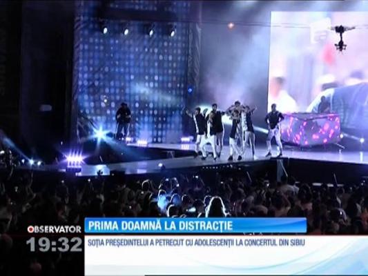 Carmen Iohannis a petrecut cu adolescenţii la concertul din Sibiu