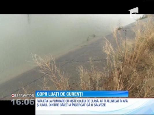 Copii luați de curenți