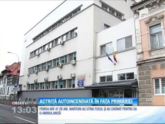 O actriță din Sfântu Gheorghe s-a autoincendiat, în fața primăriei