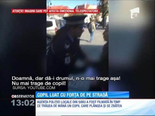 IMAGINI ŞOCANTE: Un copil este bruscat de Poliția Locală în centrul Sibiului