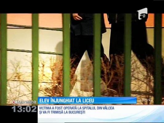 Un conflict pornit de la o fată a fost la un pas să se termine cu o crimă. Un elev de clasa a zecea din Vâlcea a fost înjunghiat în gât de un coleg cu un an mai mic